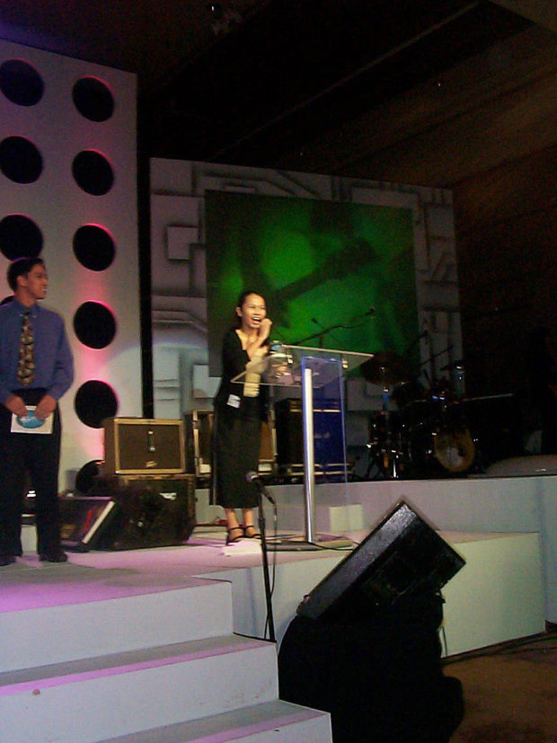 Webmaster Cheryl Fuerte (aka Inday) onstage delivering her speech at the 1999 Philippine Web Awards
